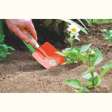 La Palita ancha TRAMONTINA se utiliza en jardinería para trabajos generales, principalmente para excavar, retirar y transportar la tierra.