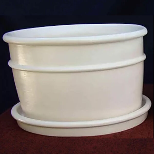 El Macetero oval plato es ideal para interior, con un color blanco crema muy estético para embellecer cualquier sala de tu hogar.