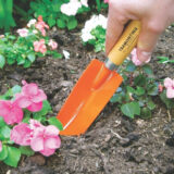 La Palita angosta TRAMONTINA se utiliza en jardinería para trabajos generales, principalmente para excavar el suelo y transportar mudas.