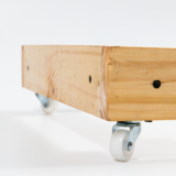 La base de madera con ruedas chica, de alta capacidad de carga, permite desplazar la Compostera para limpiar o reubicarla según el sol.