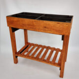 La mesa de cultivo 1 es elaborada de forma artesanal. Trabajada en madera virgen cortada y lijada a mano para una terminación rústica.