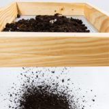 Zaranda artesanal para tamizar el Compost maduro y ser o bien almacenado, o utilizado como enmienda orgánica.