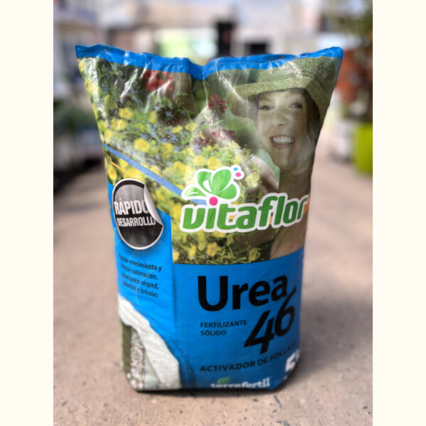 La urea 46 es un fertilizante sólido que aporta al rápido crecimiento y a una mayor coloración del follaje, especialmente de césped, plantas y árboles.