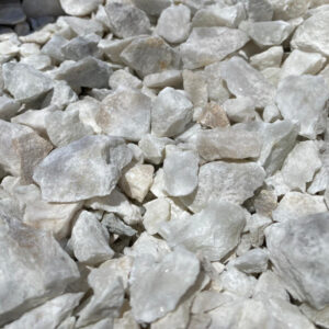 La Piedra Granza Blanca Brillante es ideal para decorar todos los espacios, desde los más pequeños hasta los grandes.