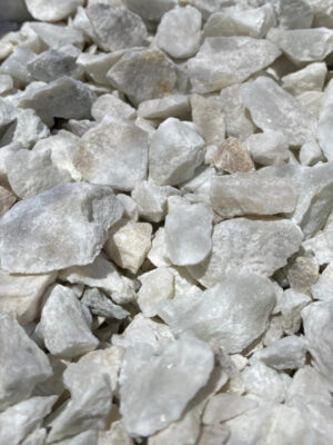 La Piedra Granza Blanca Brillante es ideal para decorar todos los espacios, desde los más pequeños hasta los grandes.