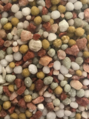 El Hierro Plus es un fertilizante de liberación lenta que hace que el césped se ponga más verde y transite mejor el otoño e invierno.