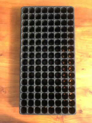 El Almácigo Bandeja 128 celdas es una bandeja de germinación ideal para la siembra de semillas de distintas especies, como hortalizas.