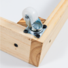 La base de madera con ruedas chica, de alta capacidad de carga, permite desplazar la Compostera para limpiar o reubicarla según el sol.