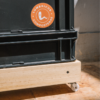 La base de madera con ruedas chica, de alta capacidad de carga, permite desplazar la Compostera para limpiar o reubicarla según el sol.