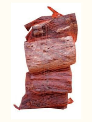 La leña de quebracho aumenta la duración de la combustión, produce más calorías y hace que los periodos de reposición de leña sean más prolongados.