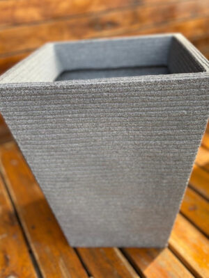 La Maceta Piramidal Rayada Rotomoldeo es ultra liviana, inquebrantables, resistente a rayos UV y a altas temperaturas.