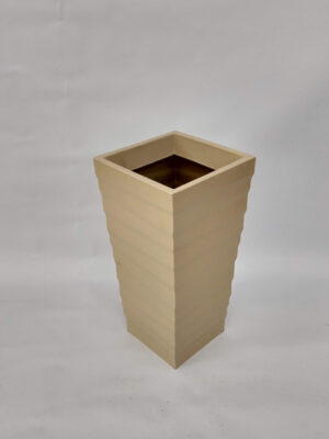 La Maceta Piramidal Ondulada Rotomoldeo es ultra liviana, inquebrantables, resistente a rayos UV y a altas temperaturas.