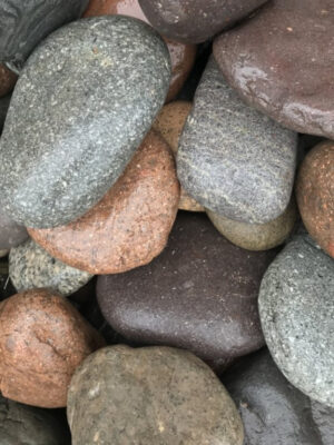 Estas piedras son Ideales para decorar y cubrir canteros o jardines, Tienen forma de plato o bola, de ahí su nombre "piedra platillo".