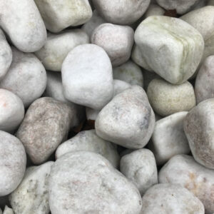 La piedra blanca pulida es ideal para decorar todos los espacios, desde los más pequeños hasta los grandes.