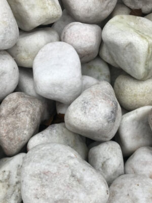 La piedra blanca pulida es ideal para decorar todos los espacios, desde los más pequeños hasta los grandes.