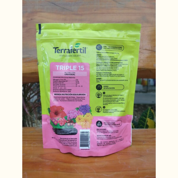 Terrafertil Triple 15 es un fertilizante ideal para mantener la nutrición de tus plantas asegurando su correcto crecimiento y desarrollo.